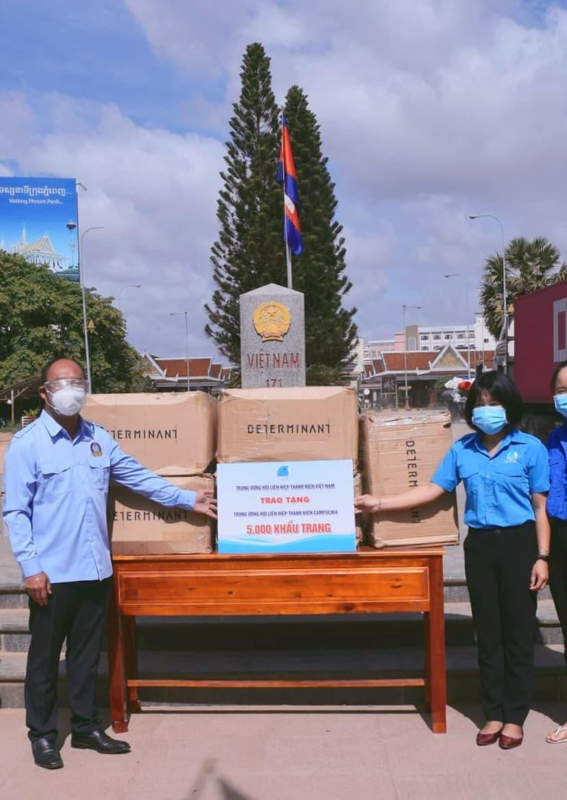 Chị Nguyễn Thị Trúc Mai và ông Toch Polyva tại buổi trao 5.000 khẩu trang vải sáng 24/6.