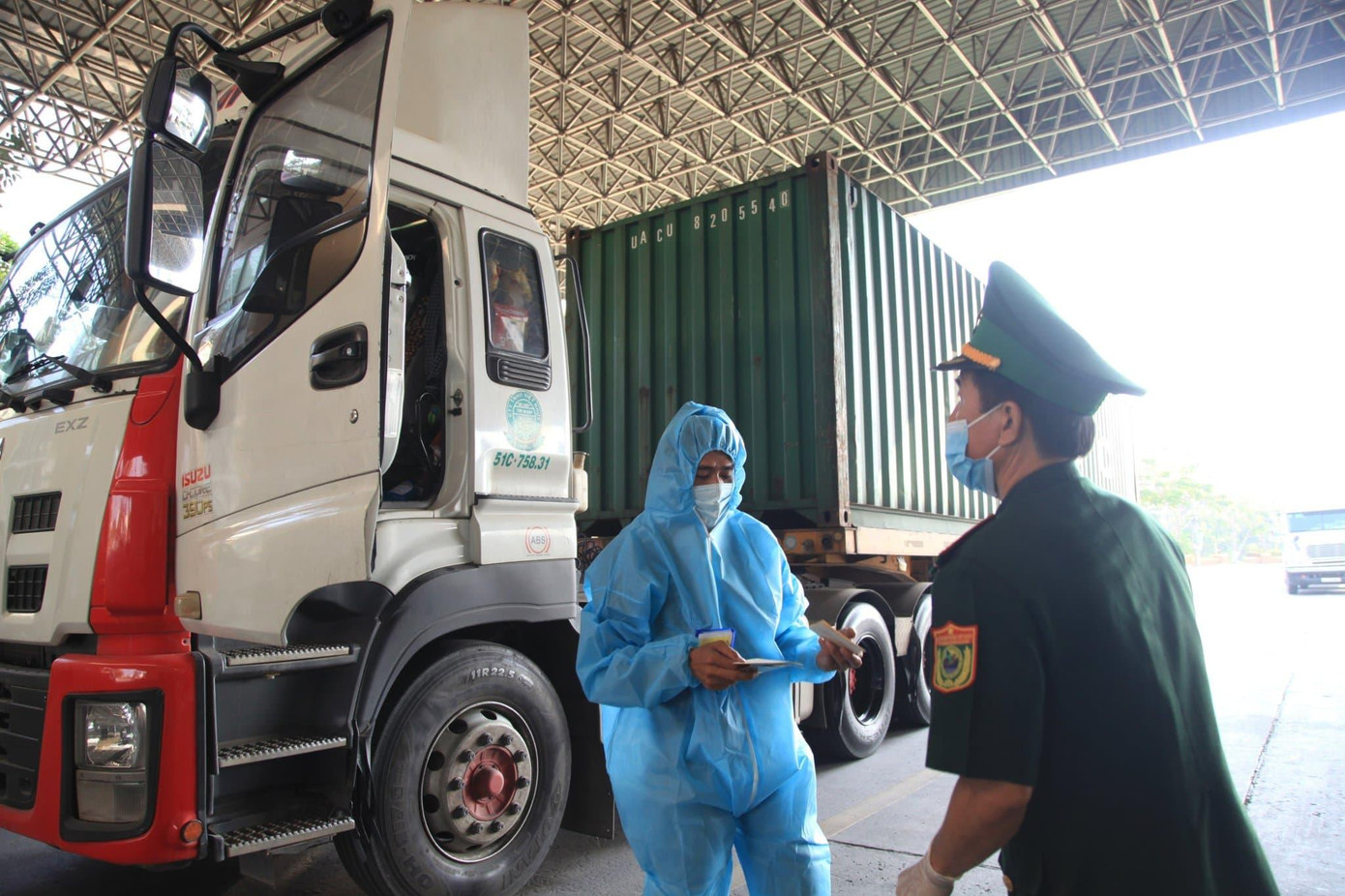 Đo thân nhiệt tại khu vực biên giới. Đo thân nhiệt tại khu vực biên giới.