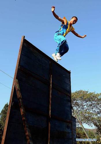 Động tác bật cao đẹp mắt của một võ sinh.