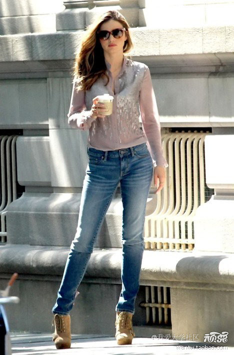 Siêu mẫu chọn quần jeans đơn giản kết hợp cùng áo khoác da bông, túi Prada và một chiếc khăn sáng màu. Cô nàng gây ấn tượng mạnh khi xuống phố với váy bút chì da rắn Balenciaga và áo sơ mi đen. Miranda nổi bật với chiếc quần da đen kết hợp cùng áo len Isabel Marant xuyệt tông với giày cao gót màu đỏ. Miranda biết chính xác làm thế nào để đôi chân dài của cô nàng được tỏa sáng trên phố. Legging da, sơmi trắng và giầy cao gót đen đã giúp cô nàng có bộ cánh hoàn hảo.