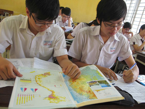 Trong nhiều kỳ thi hết cấp, các môn sử, địa thường được xem như những môn học phụ. Ảnh: Đào Ngọc Thạch