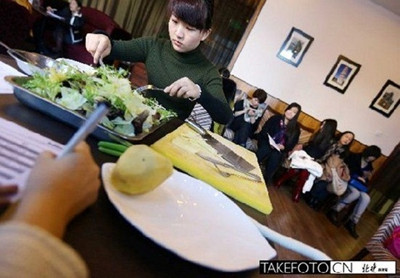 Còn hồi tháng 12 năm 2012, câu lạc bộ doanh nhân độc thân đã mở cuộc thi nấu ăn để tuyển vợ cho các triệu phú