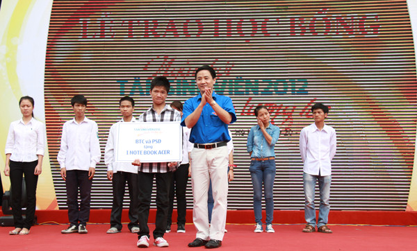 Tại lễ khai mạc, đại diện ban tổ chức, đơn vị tài trợ đã trao quà, học bổng cho các tân thủ khoa điểm cao, tân thủ khoa có hoàn cảnh khó khăn, tân sinh viên có hoàn cảnh khó khăn cần giúp đỡ. Ảnh: Trường Phong. Tại lễ khai mạc, đại diện ban tổ chức, đơn vị tài trợ đã trao quà, học bổng cho các tân thủ khoa điểm cao, tân thủ khoa có hoàn cảnh khó khăn, tân sinh viên có hoàn cảnh khó khăn cần giúp đỡ. Ảnh: Trường Phong