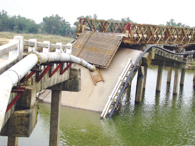 Cầu Đen bị sập chia cắt hơn 25.000 dân