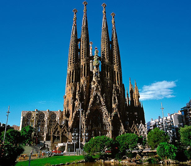 Những tháp nhọn của nhà thờ Sagrada Familia, Barcelona cổ kính