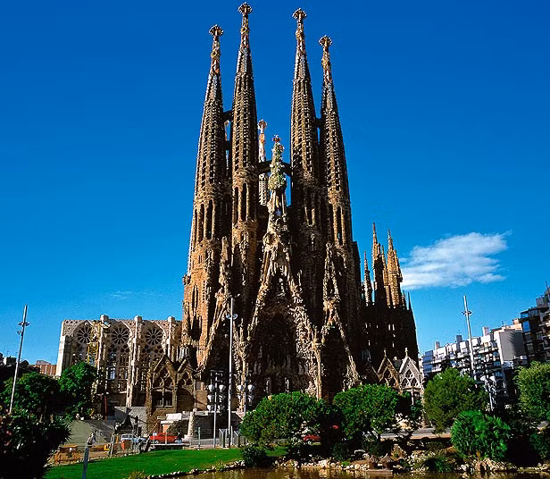 Những tháp nhọn của nhà thờ Sagrada Familia, Barcelona cổ kính