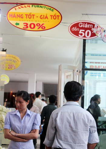 Dù giảm giá mạnh nhưng vẫn có nhiều mặt hàng chỉ được khách khảo sát giá chứ không xuống tiền mua. Hội chợ Vietbuild 2012 tổ chức tại TP HCM lần 2 đóng cửa ngày 18/9