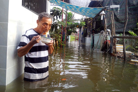 Cảnh ngập lụt khi triều cường tại khu phố 8, phường Hiệp Bình Chánh