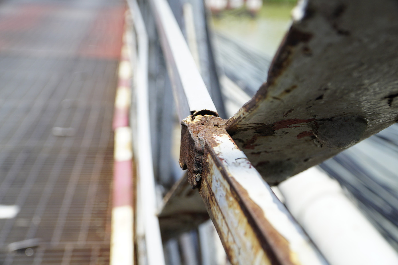 Một số vị trí trên cầu có dấu hiệu hoen gỉ theo thời gian.