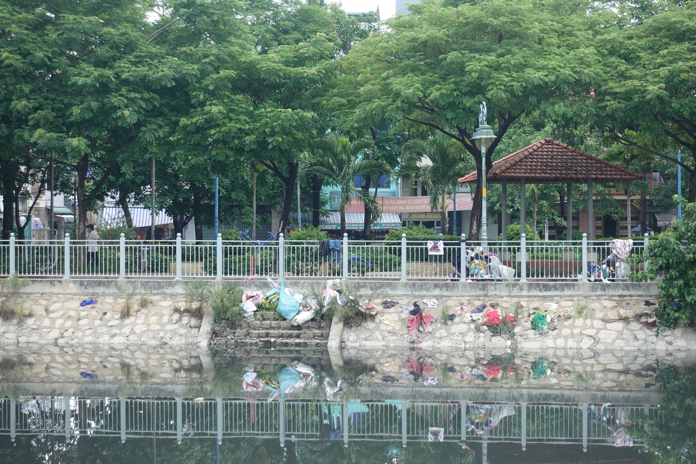 Rác thải các loại được vứt trên bờ kênh. Rác thải các loại được vứt trên bờ kênh.