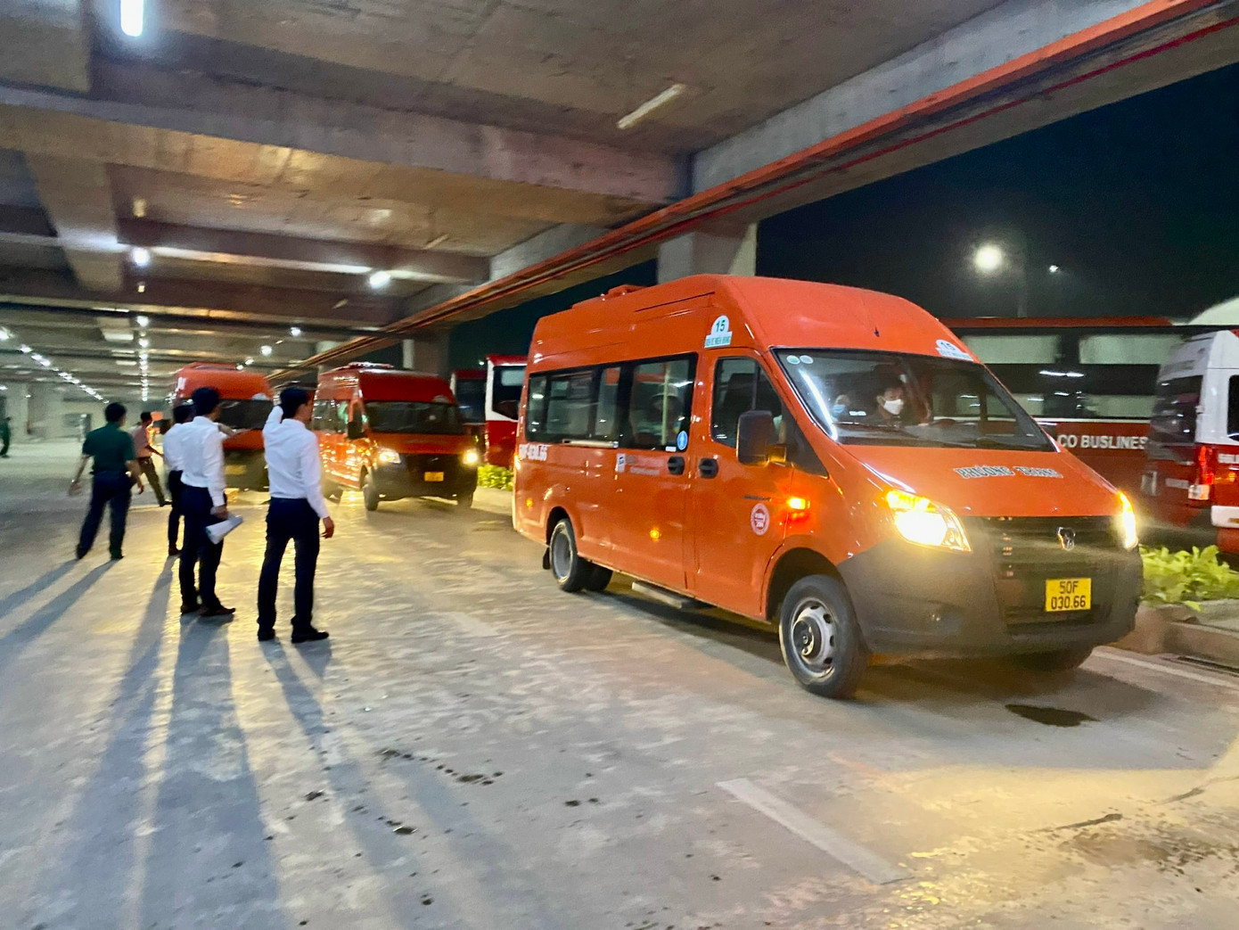 Xe trung chuyển hành khách từ các địa phương về Bến xe Miền Đông mới (TP Thủ Đức) sẽ được gia hạn hoạt động đến hết năm nay. Ảnh: Đ.T Xe trung chuyển hành khách từ các địa phương về Bến xe Miền Đông mới (TP Thủ Đức) sẽ được gia hạn hoạt động đến hết năm nay. Ảnh: Đ.T