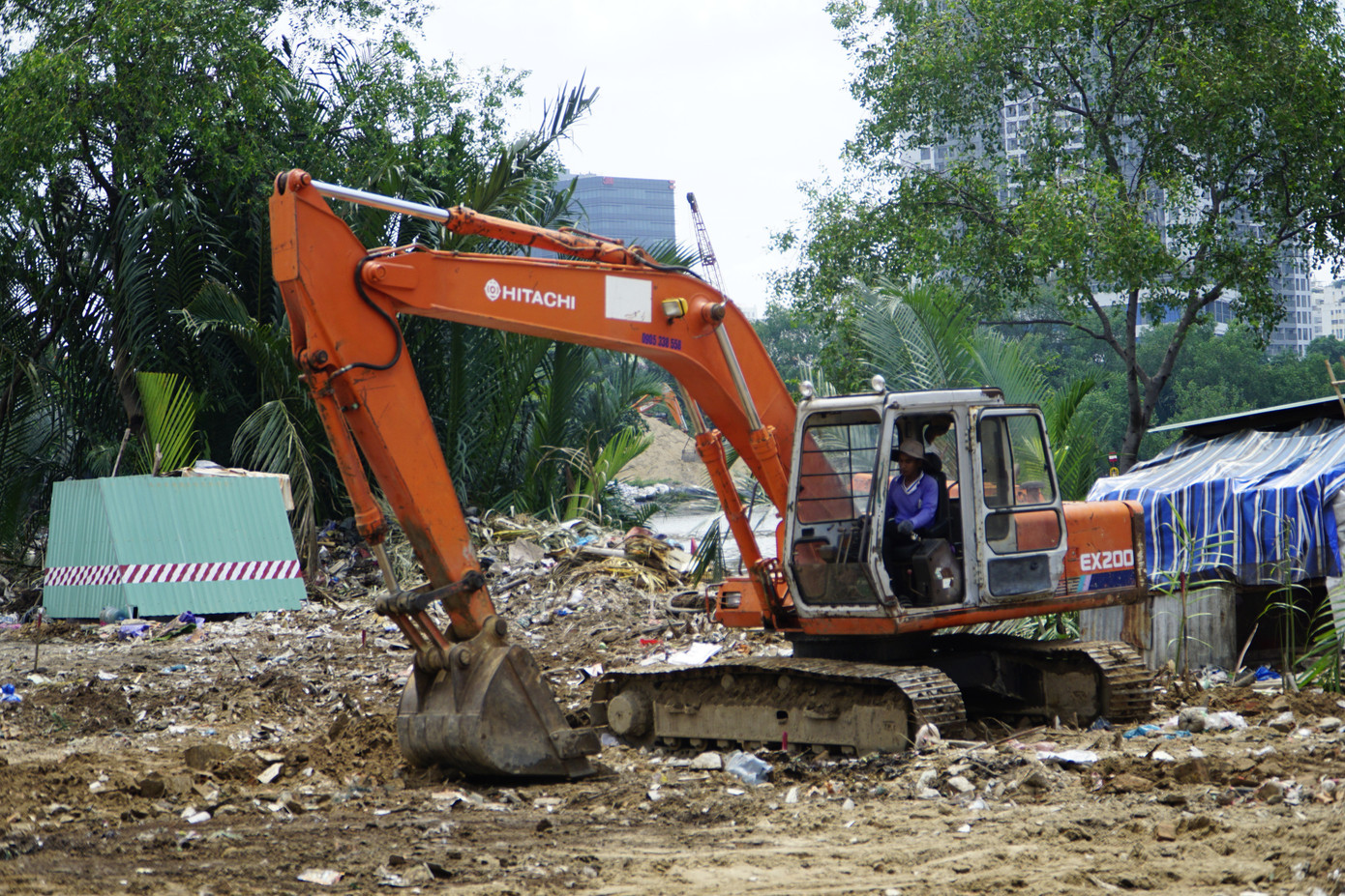 Khu vực công trường đã được quây tôn, bên trong máy móc đang hoạt động để san lấp mặt bằng.