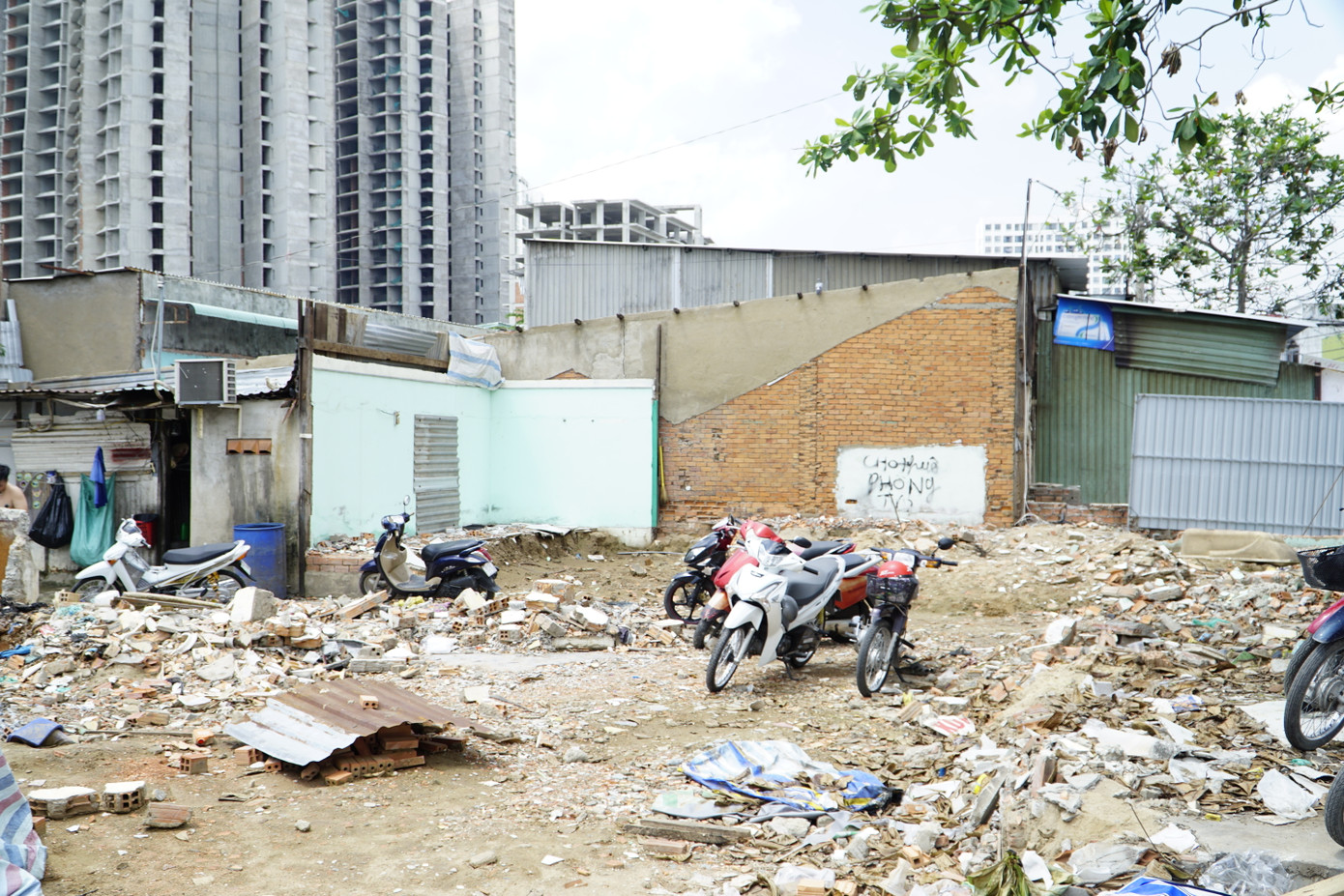 Huyện Nhà Bè cũng cho biết hiện nay, tại phạm vi dự án đã có 34 trường hợp đã và đang tháo dỡ cấu trúc, công trình để bàn giao mặt bằng.