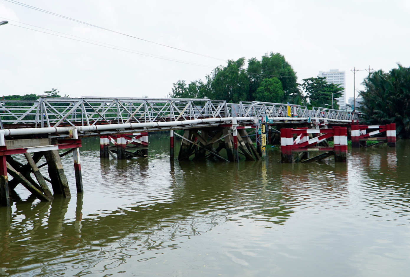 Trước khi cầu Rạch Đỉa mới được xây dựng, khu vực này chỉ có một cây cầu sắt cũ, rộng 3 m, được xây dựng từ trước năm 1975. Ảnh tư liệu: Hữu Huy