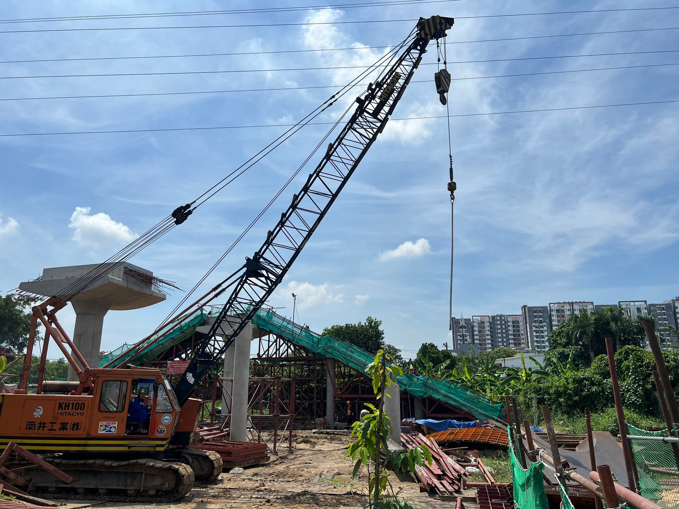 Cầu bộ hành kết nối với nhà ga trên cao thuộc tuyến metro số 1 TPHCM đang được xây dựng. Ảnh: MAUR