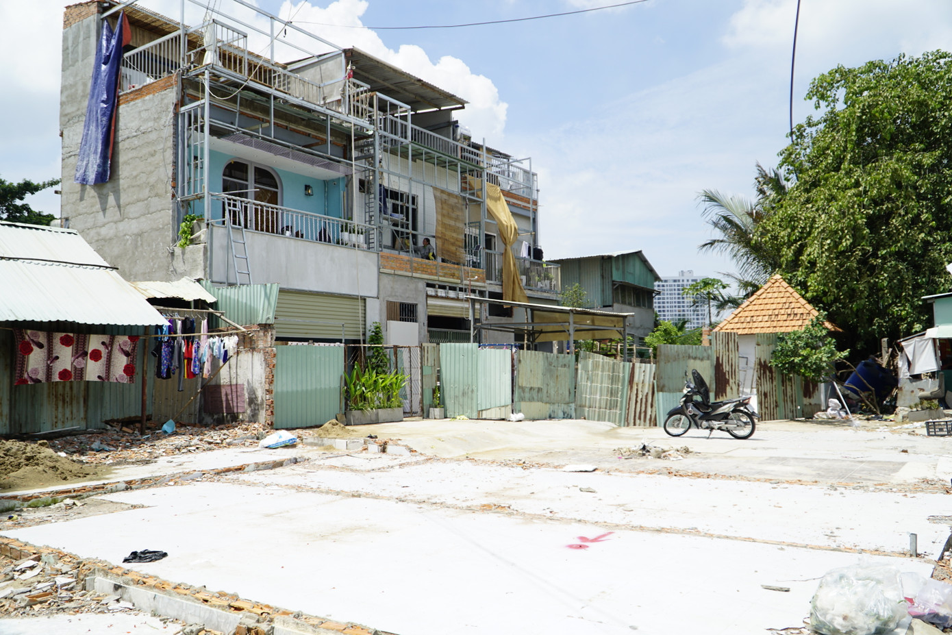 Theo ghi nhận của phóng viên Tiền Phong, tại khu vực cầu Rạch Đỉa hiện hữu (phía bờ huyện Nhà Bè), nhiều gia đình đã bàn giao mặt bằng cho chủ đầu tư.