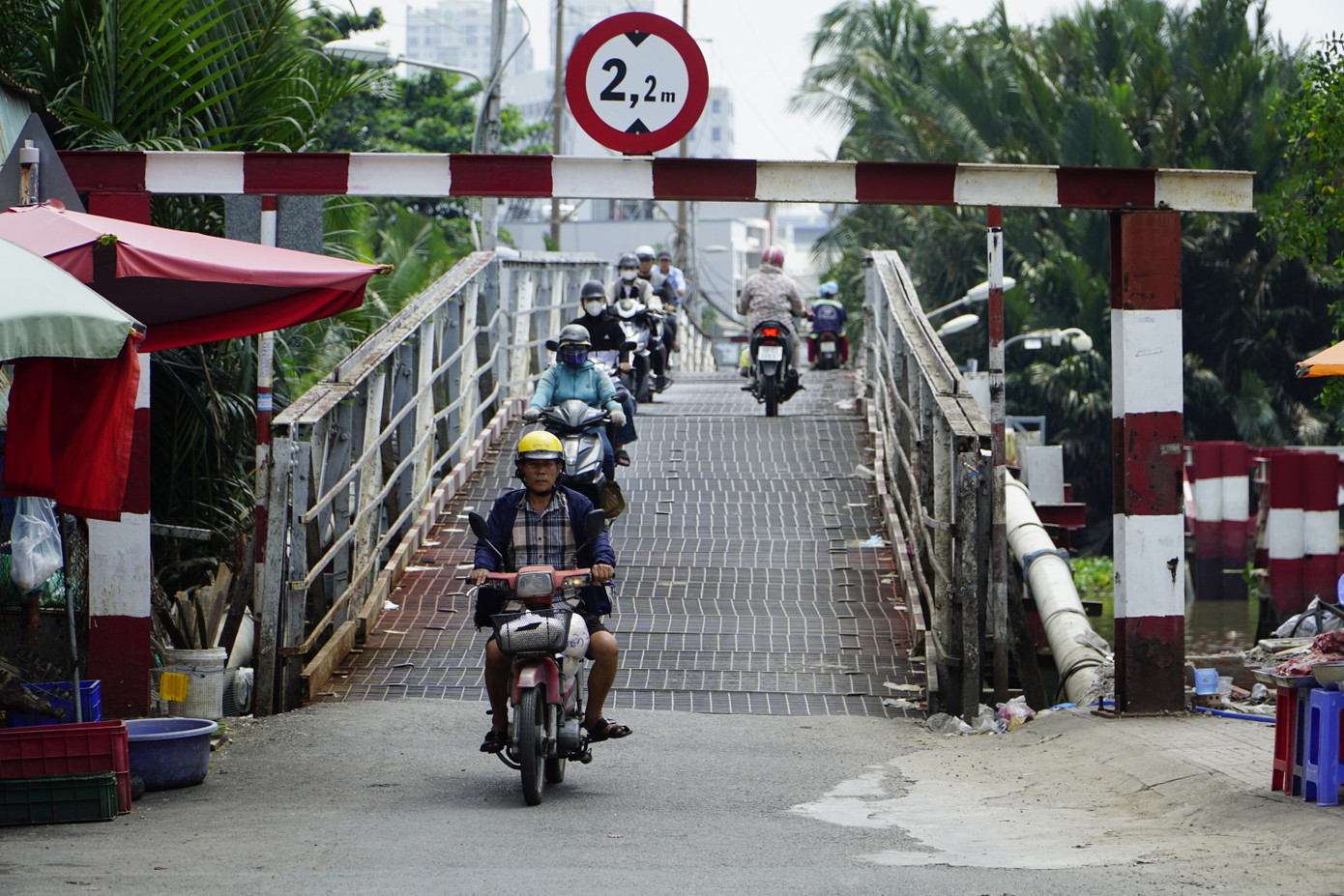 Trước đây, trên đường Lê Văn Lương có 4 cây cầu sắt đã xuống cấp gồm: cầu Rạch Đỉa, Long Kiểng, Rạch Tôm và Rạch Dơi.