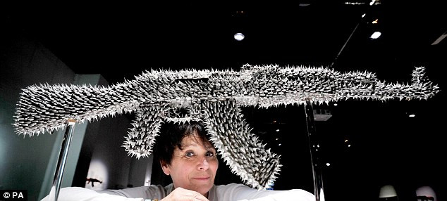 Độc đáo với khẩu AK-47 được bọc bởi những chiếc gai kim loại sắc nhọn