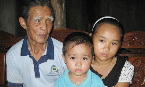 Đã hai năm nay, Hằng vừa đi học, vừa chăm ông, chăm em. Ảnh: Hoàng Phương.