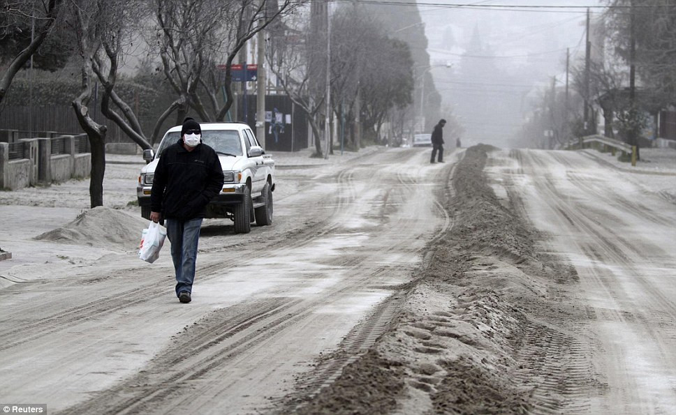 Khu nghỉ mát San Carlos de Bariloche ở Argentina bị bao phủ bởi tro bụi dày đặc . Khu nghỉ mát San Carlos de Bariloche ở Argentina bị bao phủ bởi tro bụi dày đặc