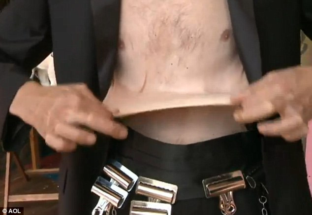 Da dưới bụng cũng được kéo giãn dễ dàng