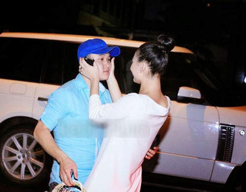 Và sau đó là ôm chặt Vũ Duy Khánh trong ngày sinh nhật thứ 18.