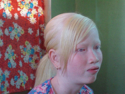 Trang có làn da trắng, tóc vàng bạch kim, đôi mắt xanh và đôi môi đỏ thắm