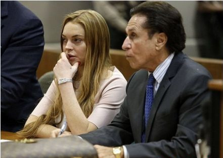 Lindsay Lohan cùng luật sư bào chữa của mình - ông Mark Heller. Lindsay Lohan cùng luật sư bào chữa của mình - ông Mark Heller