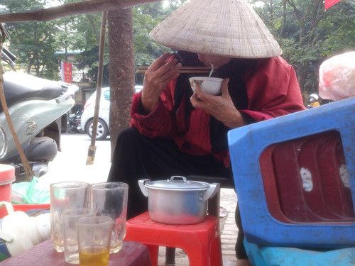 Kể cả ngày lễ, tết cụ vẫn ngồi đây bán hàng. Từng bị công an phường sở tại thu đồ, xử phạt nhiều lần, nhưng vì miếng cơm, manh áo nên cụ vẫn phải đi bán nước và bánh kẹo thế này. Ảnh: Tuấn Nguyễn