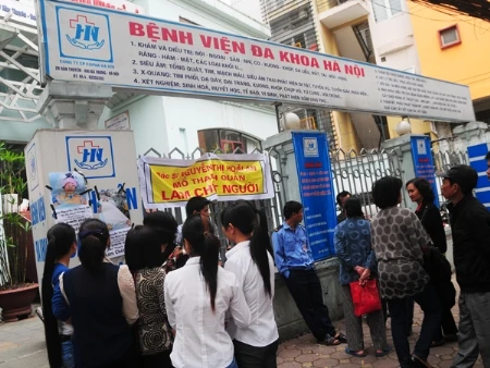 Đông đảo người thân nhà bệnh nhân Tưởng bao vây BV đa khoa Hà Nội sáng 14-11. Ảnh: Tuấn Nguyễn