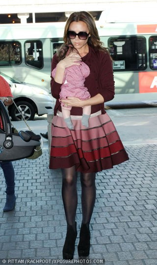 Xuất hiện tại sân bay Los Angle (Mỹ), hai mẹ con nhanh chóng trở thành tâm điểm của sự chú ý. Tại buổi lễ trao giải thưởng British Fashion. Hai mẹ con tại thành phố Los Angles. Vic và Harper với tone hồng xuất hiện trên đường phố New York (Mỹ) trong tuần lễ thời trang New York. Công chúa Harper trông thật đáng yêu với chiếc váy và chiếc nơ xinh màu hồng. Hai mẹ con đi mua sắm tại của hàng Big Apple. Vừa mới bước chân ra khỏi cửa hàng Channel, hai mẹ con đã bị những paparazzi chộp được.