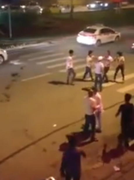 Cảnh hỗn chiến trên đường Trần Duy Hưng (ảnh cắt từ clip). Cảnh hỗn chiến trên đường Trần Duy Hưng (ảnh cắt từ clip)