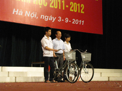 Cũng trong lễ khai giảng, các đơn vị tài trợ cũng trao học bổng, các phần quà cho học sinh của trường. Trong ảnh: Đại diện công ty Thống nhất tặng xe đạp cho học sinh có hoàn cảnh khó khăn 