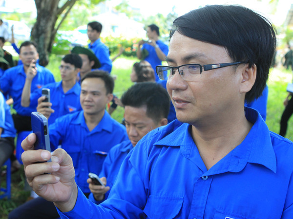 Cán bộ Đoàn ở Phú Yên nhắn tin ủng hộ Trường Sa. Ảnh: T.Đ