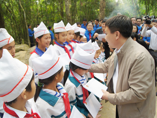 Bí thư T.Ư Đoàn Nguyễn Mạnh Dũng trao học bổng cho học sinh tại Tuyên Quang Ảnh: Nguyễn Minh