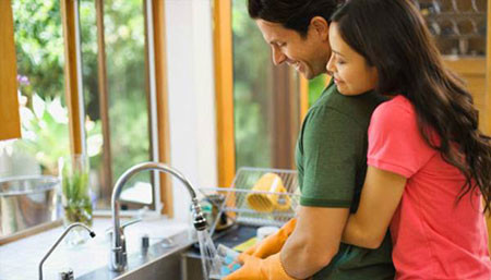 8 cách chồng bạn thầm lặng nói "Anh yêu em" ảnh 1