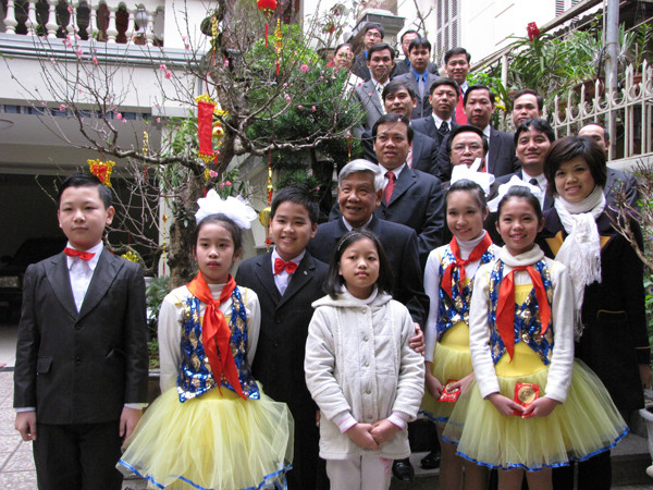 Nguyên Tổng Bí Thư Lê Khả Phiêu chụp ảnh cùng đoàn đại biểu Đoàn TNCS Hồ Chí Minh