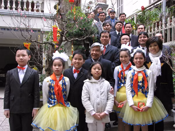 Nguyên Tổng Bí Thư Lê Khả Phiêu chụp ảnh cùng đoàn đại biểu Đoàn TNCS Hồ Chí Minh