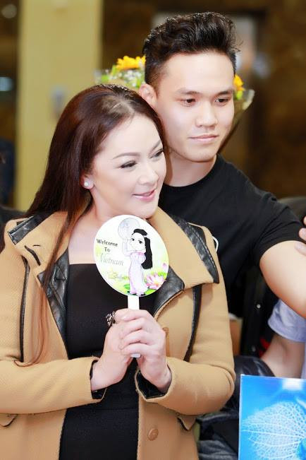 Như Quỳnh rưng rưng xúc động khi được fan nồng nhiệt chào đón ở Hà Nội ảnh 5