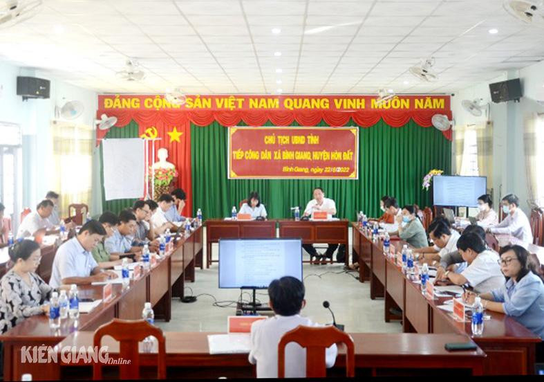 Ông Lâm Minh Thành (bên phải, bàn chủ tọa), Chủ tịch UBND tỉnh Kiên Giang đối thoại với hộ dân tại buổi tiếp công dân, ngày 22/6. Ảnh: Báo Kiên Giang