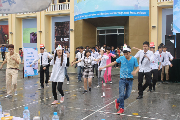 Đoàn viên thanh niên tham gia trò chơi tuyên truyền về an toàn giao thông