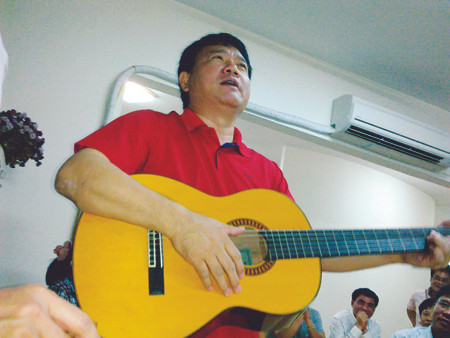 Bộ trưởng Đinh La Thăng trong phút ngẫu hứng tại nhà riêng. Ảnh: Gia Khánh