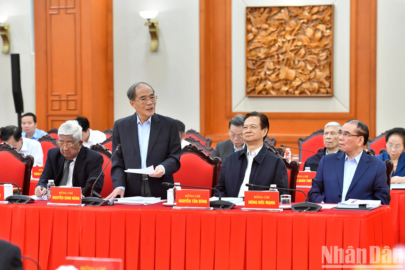 Nguyên Chủ tịch Quốc hội Nguyễn Sinh Hùng phát biểu ý kiến tại hội nghị.