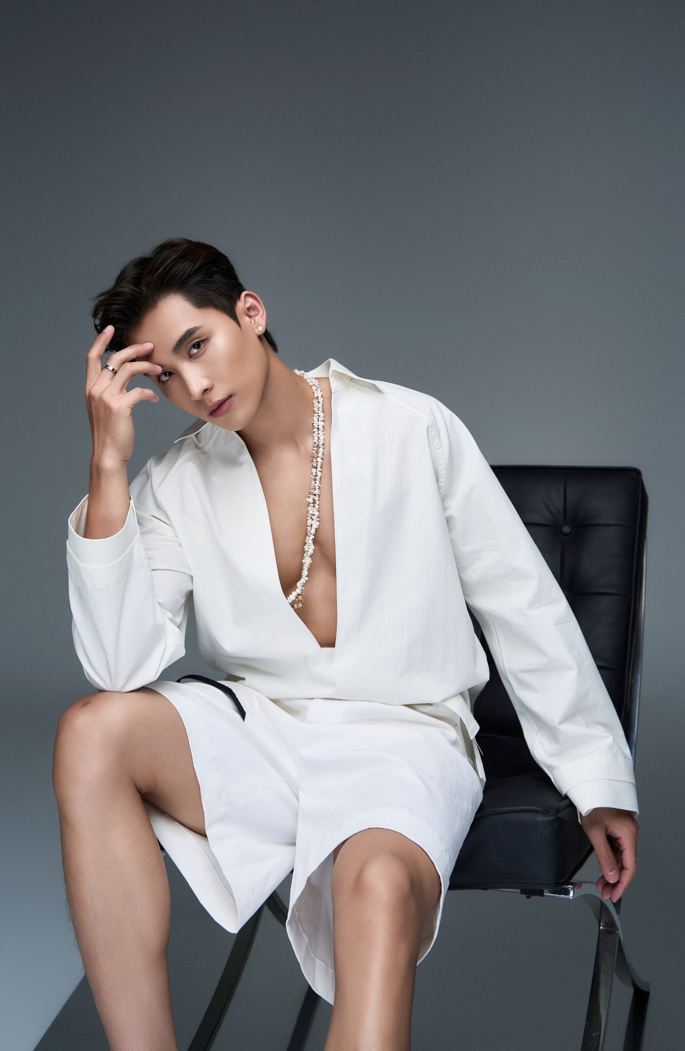 Kang Chul muốn theo đuổi phong cách đơn giản nhưng tinh tế, tập trung vào những chi tiết tinh xảo và chất lượng trang phục. Triết lý của anh là luôn trân trọng giá trị nguyên bản và sự chân thật. Kang Chul tin rằng sự tự tin và trung thực trong phong cách chính là yếu tố lâu bền nhất.