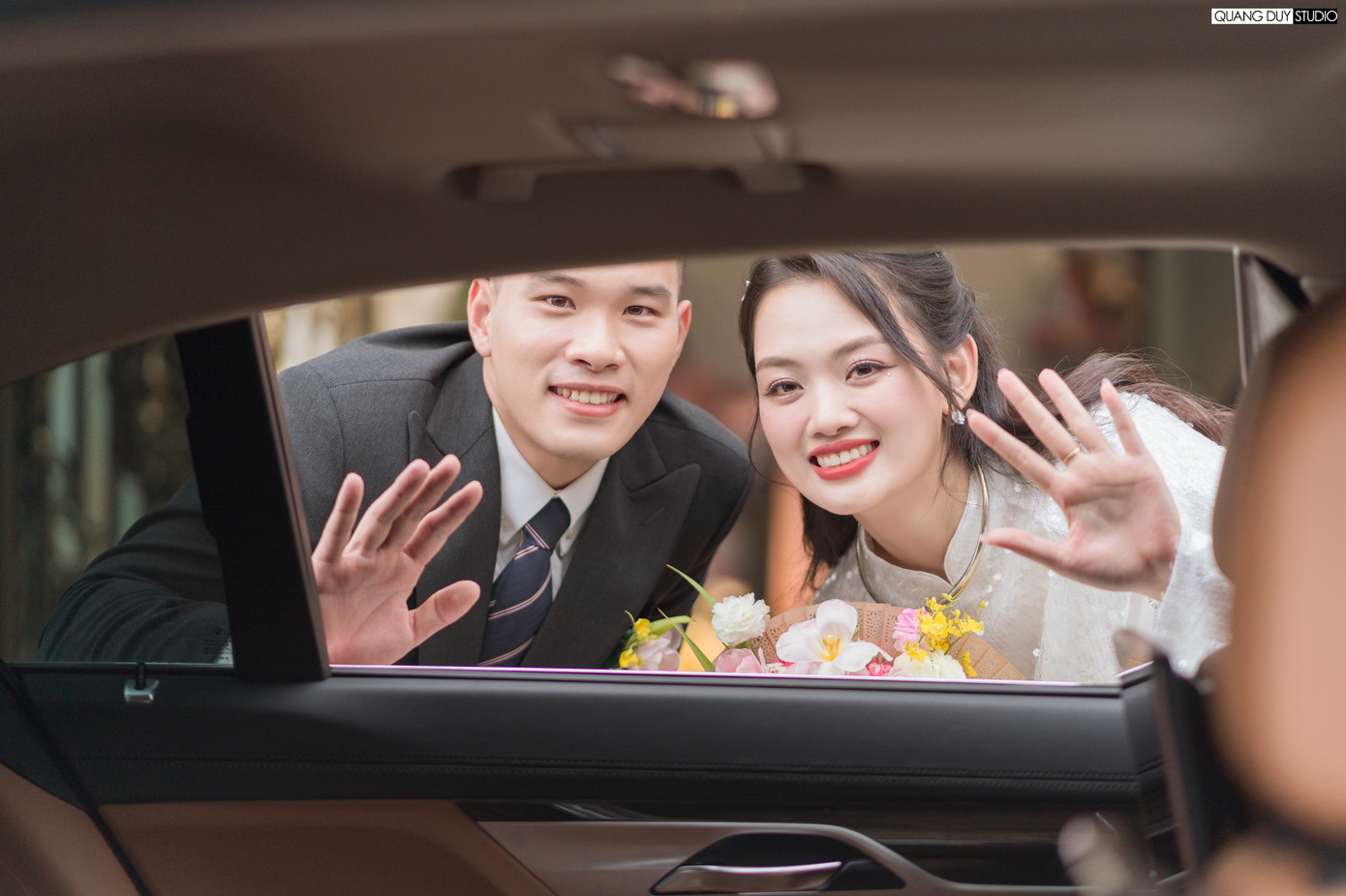 Thu Hoài kể lần đầu cô gặp chồng sắp cưới là hồi tháng 4, trong lễ phát động chương trình Thanh niên tình nguyện hè của tỉnh nhà.