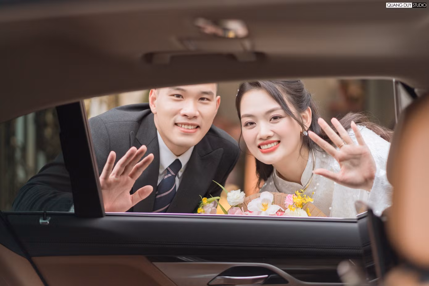Thu Hoài kể lần đầu cô gặp chồng sắp cưới là hồi tháng 4, trong lễ phát động chương trình Thanh niên tình nguyện hè của tỉnh nhà. Thu Hoài kể lần đầu cô gặp chồng sắp cưới là hồi tháng 4, trong lễ phát động chương trình Thanh niên tình nguyện hè của tỉnh nhà.
