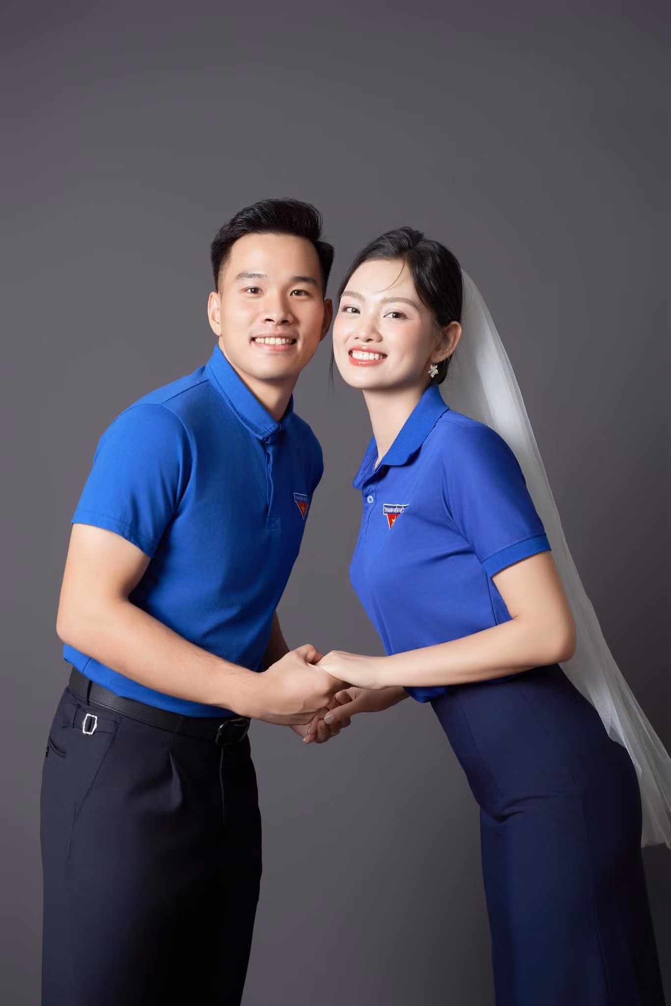 Thu Hoài cho biết cô nhận được lời cầu hôn của bạn trai hồi tháng 5, đúng sinh nhật 26 tuổi. "Khoảnh khắc được bạn trai cầu hôn, tôi khá bối rối. Tuy nhiên, chúng tôi đã có thời gian tìm hiểu vừa đủ để quyết định về chung một nhà. Tôi chuẩn bị tâm lý để bước vào cuộc sống hôn nhân", cô tâm sự.