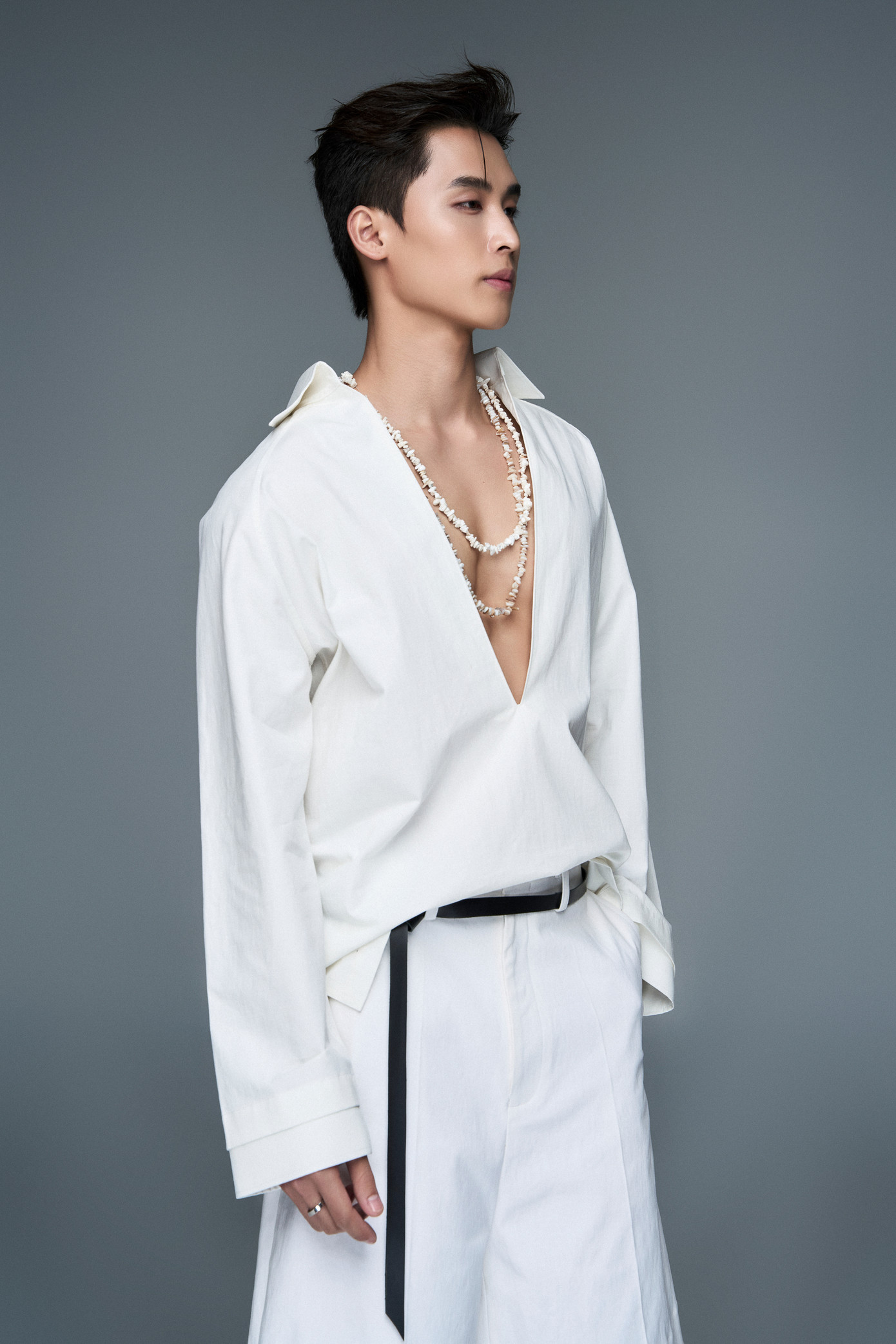 Kang Chul muốn theo đuổi phong cách đơn giản nhưng tinh tế, tập trung vào những chi tiết tinh xảo và chất lượng trang phục. Triết lý của anh là luôn trân trọng giá trị nguyên bản và sự chân thật. Kang Chul tin rằng sự tự tin và trung thực trong phong cách chính là yếu tố lâu bền nhất.