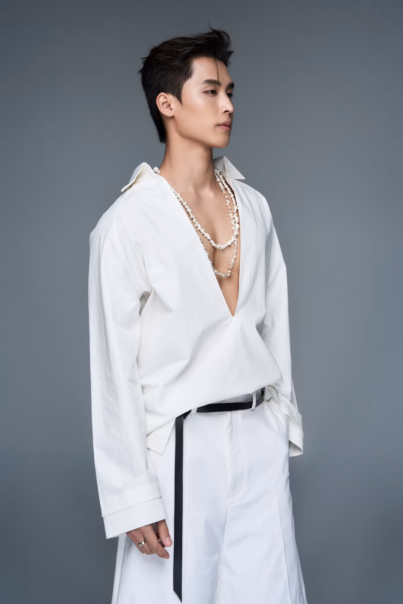 Kang Chul muốn theo đuổi phong cách đơn giản nhưng tinh tế, tập trung vào những chi tiết tinh xảo và chất lượng trang phục. Triết lý của anh là luôn trân trọng giá trị nguyên bản và sự chân thật. Kang Chul tin rằng sự tự tin và trung thực trong phong cách chính là yếu tố lâu bền nhất.