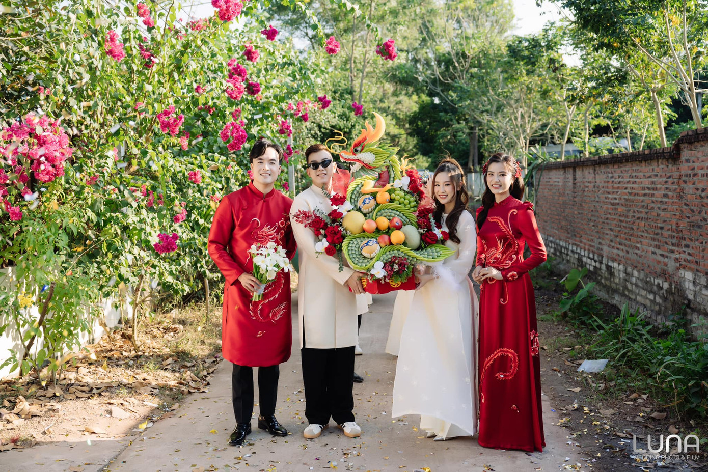 Anh Đào nói bạn trai hiền lành và chiều chuộng cô hết mực. Anh hơn cô 3 tuổi nên trưởng thành và hỗ trợ bạn gái nhiều trong công việc. Anh Đào nói bạn trai hiền lành và chiều chuộng cô hết mực. Anh hơn cô 3 tuổi nên trưởng thành và hỗ trợ bạn gái nhiều trong công việc.